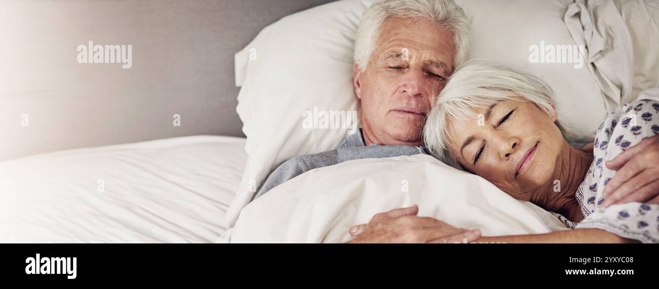 Coppia anziana, dormire e rilassarsi a letto con amore, comfort e pace in pensione in casa striscione. Uomo anziano, moglie e con cui riposare in camera da letto Foto Stock