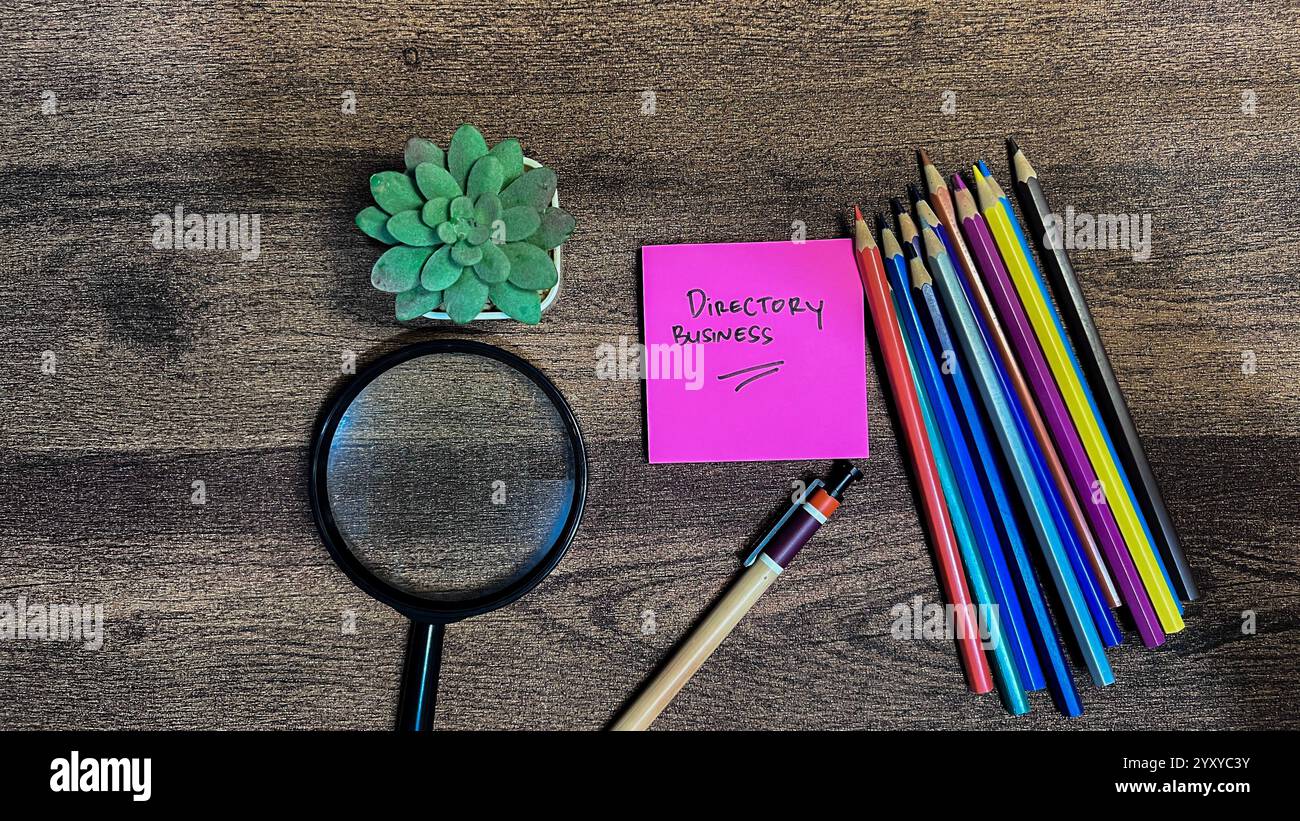 Concetto di attività di directory scrivere su appunti adesivi isolati su un tavolo di legno. Foto Stock