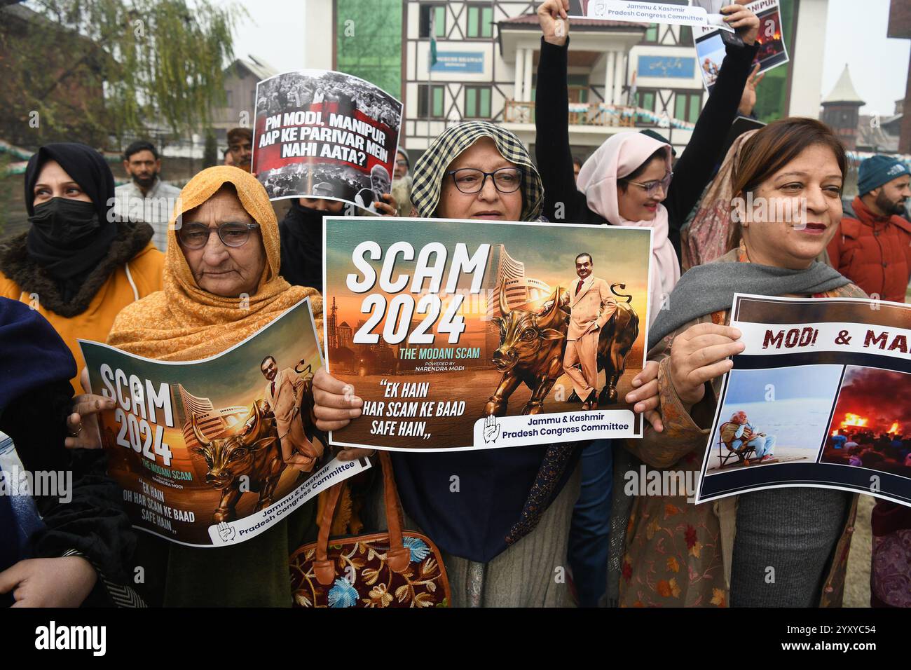 Srinagar, Jammu e Kashmir, India. 18 dicembre 2024. I lavoratori del Partito del Congresso tengono cartelloni gridano slogan durante una protesta sul discorso del sindacato HM Amit Shah riguardante BR Ambedkar, Manipur e Adani questioni a Srinagar. (Credit Image: © Basit Zargar/ZUMA Press Wire) SOLO PER USO EDITORIALE! Non per USO commerciale! Crediti: ZUMA Press, Inc./Alamy Live News Foto Stock