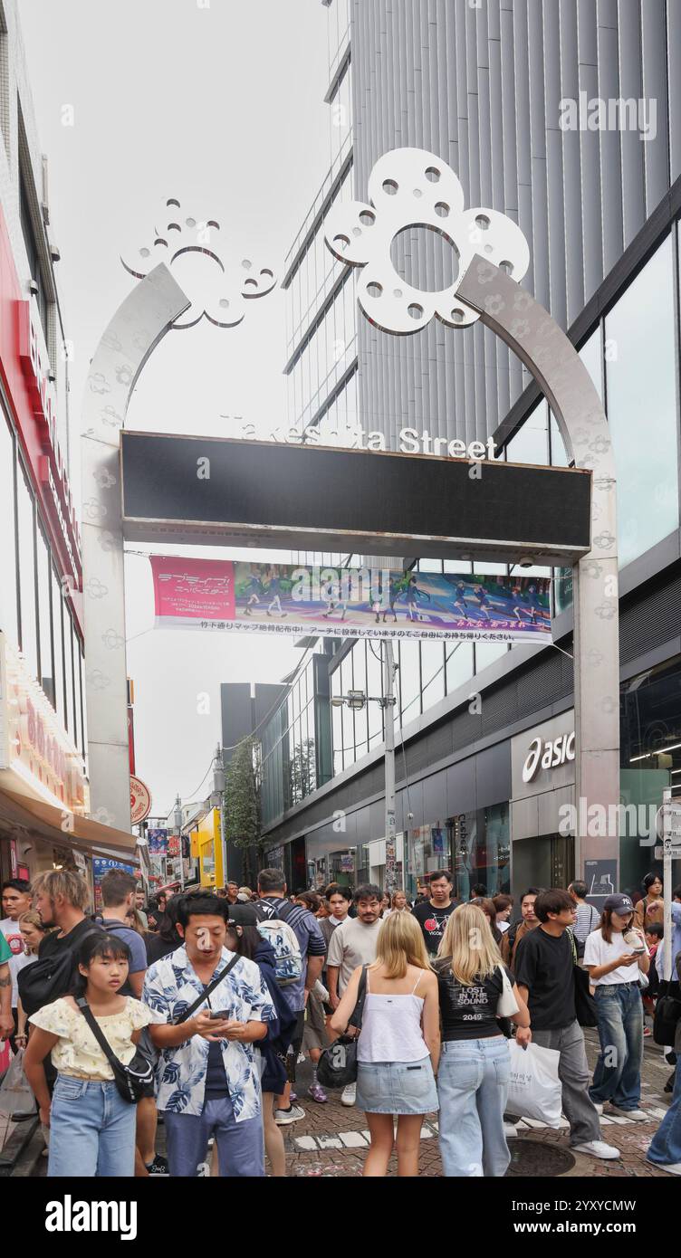 Ingresso di Takeshita Street con cartello sospeso a Tokyo, Shibuya, Giappone, Asia. . Foto Stock