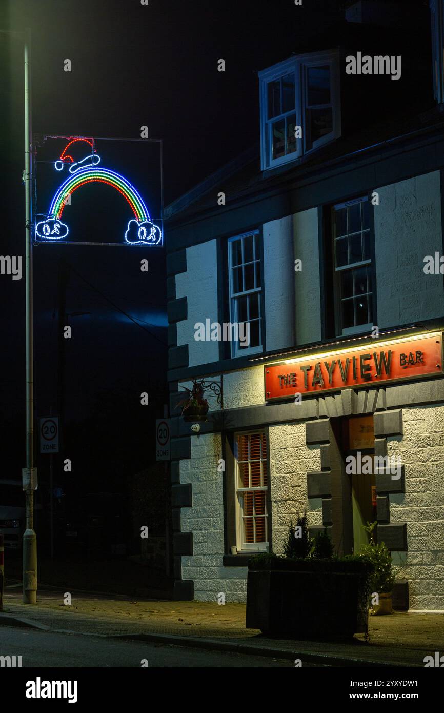 Il Fife Town di Newburgh illumina il Natale con disegni realizzati da scolari locali Foto Stock