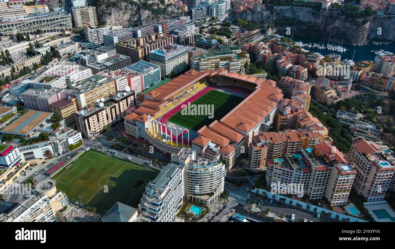 Splendida foto aerea dell'iconico stadio di Monaco, circondato da fitti paesaggi urbani, edifici di lusso e spazi verdi. Perfetto per lo sport e i viaggi Foto Stock