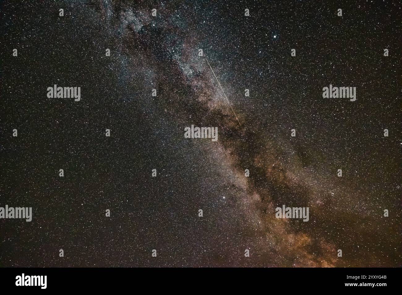 La via Lattea e una meteora. Foto di sfondo notte stellata. Sfondo spazio. Rumore incluso. Foto Stock