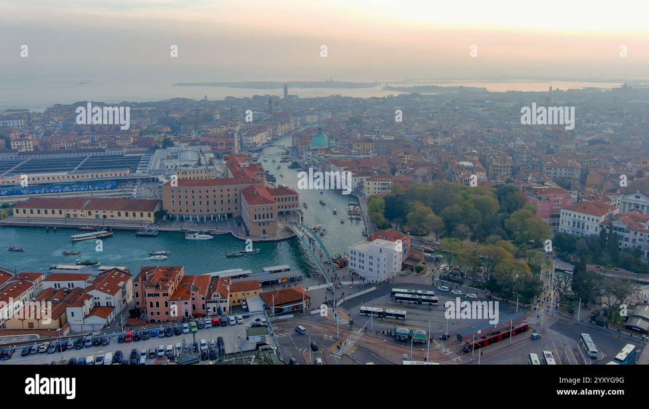 Splendida foto aerea di Venezia, Italia, che mostra l'iconico Canal grande, gli edifici storici e le splendide tonalità del tramonto. Foto Stock