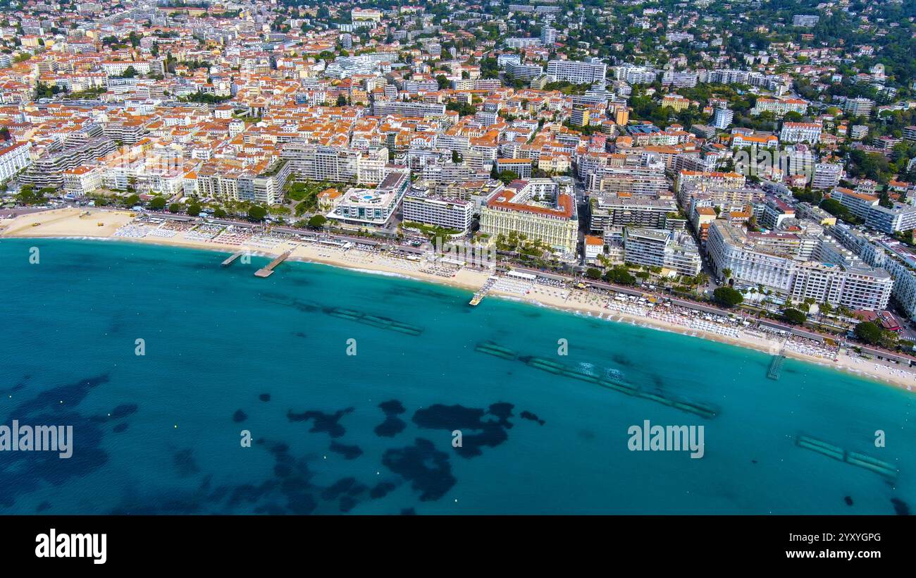 Una foto aerea mozzafiato di Cannes che mostra le sue spiagge dorate, le acque turchesi e la vibrante architettura urbana. Perfetto per viaggi e lusso. Foto Stock