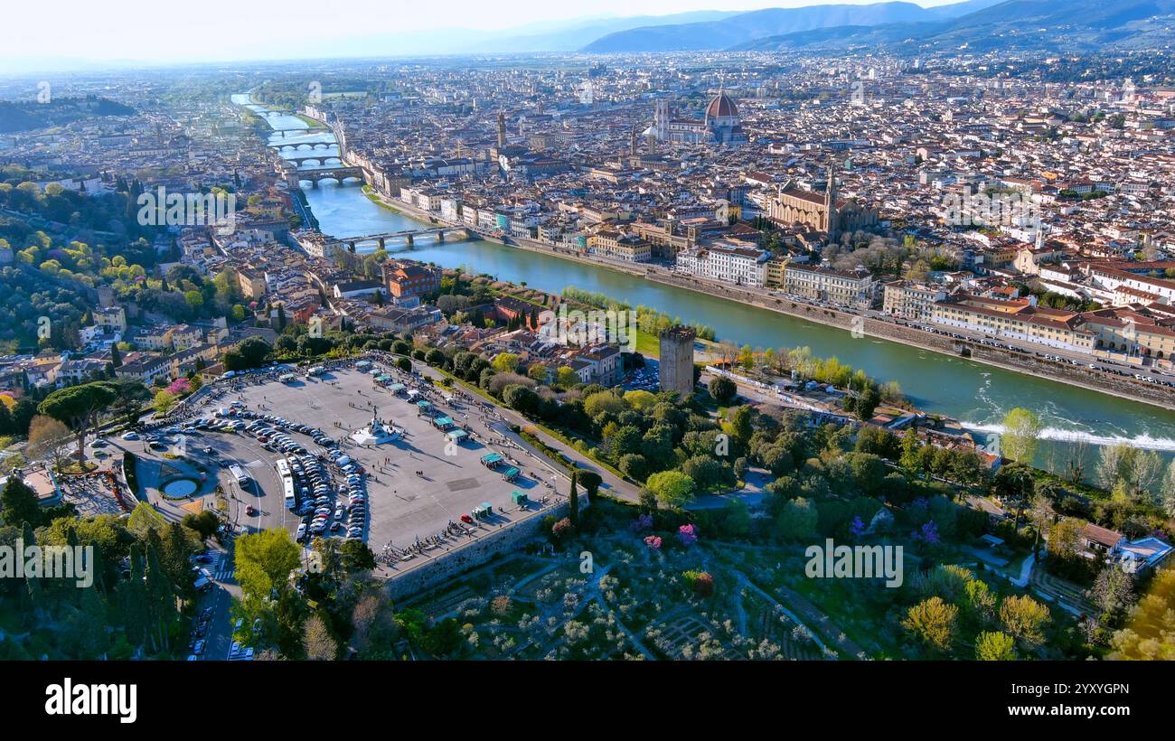 Splendida vista aerea di Firenze, Italia, con il fiume Arno, ponti iconici, lussureggianti spazi verdi e architettura rinascimentale. Perfetto per i viaggi. Foto Stock