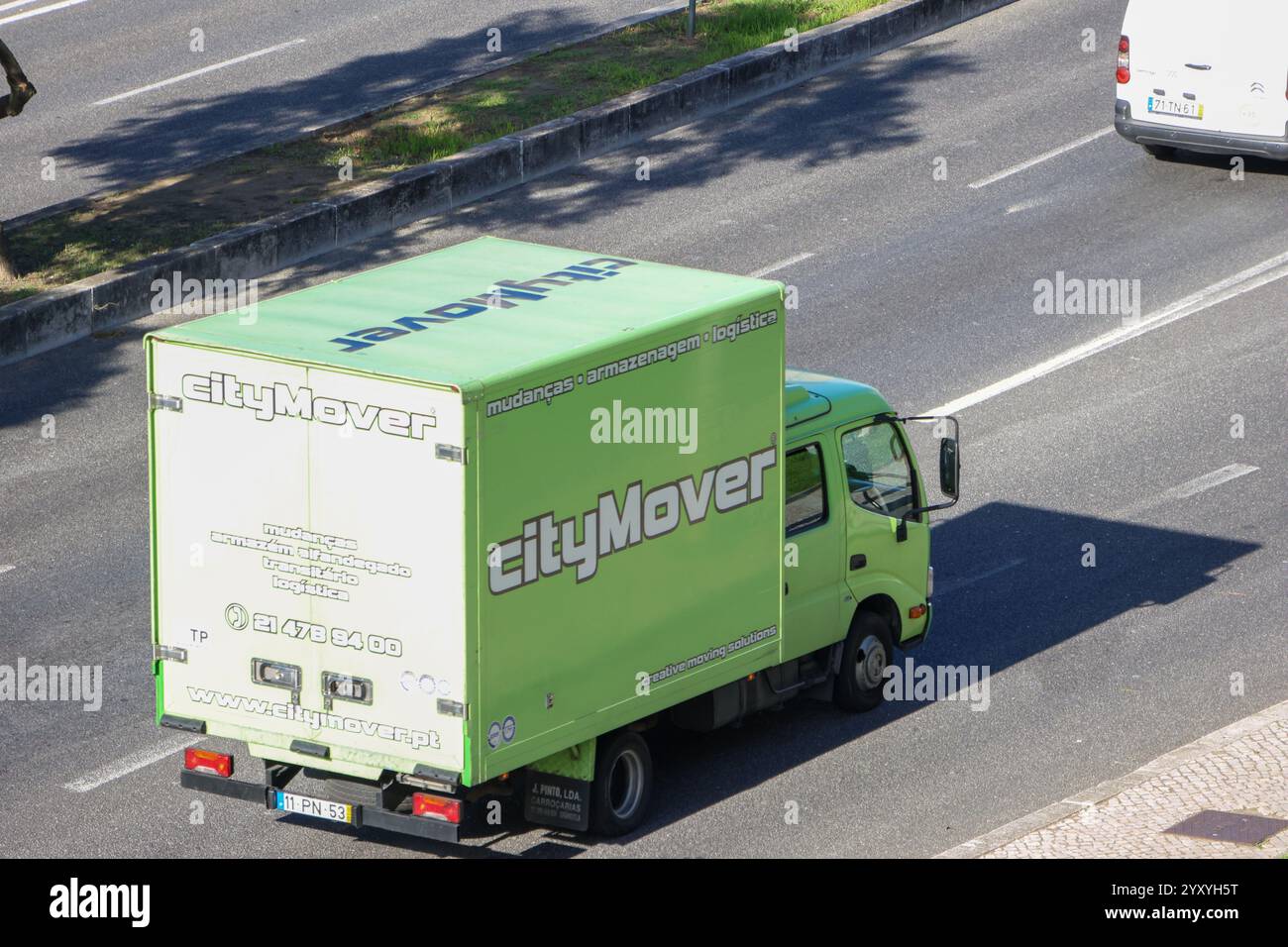 Autocarro ecologico che guida su un'autostrada, fornendo servizi di trasporto e logistica Foto Stock