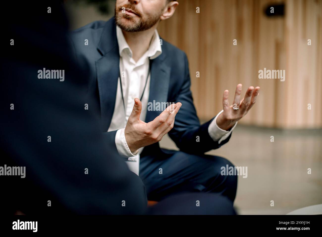 Mani di uomini d'affari che discutono attraverso i gesti delle mani al centro convegni Foto Stock