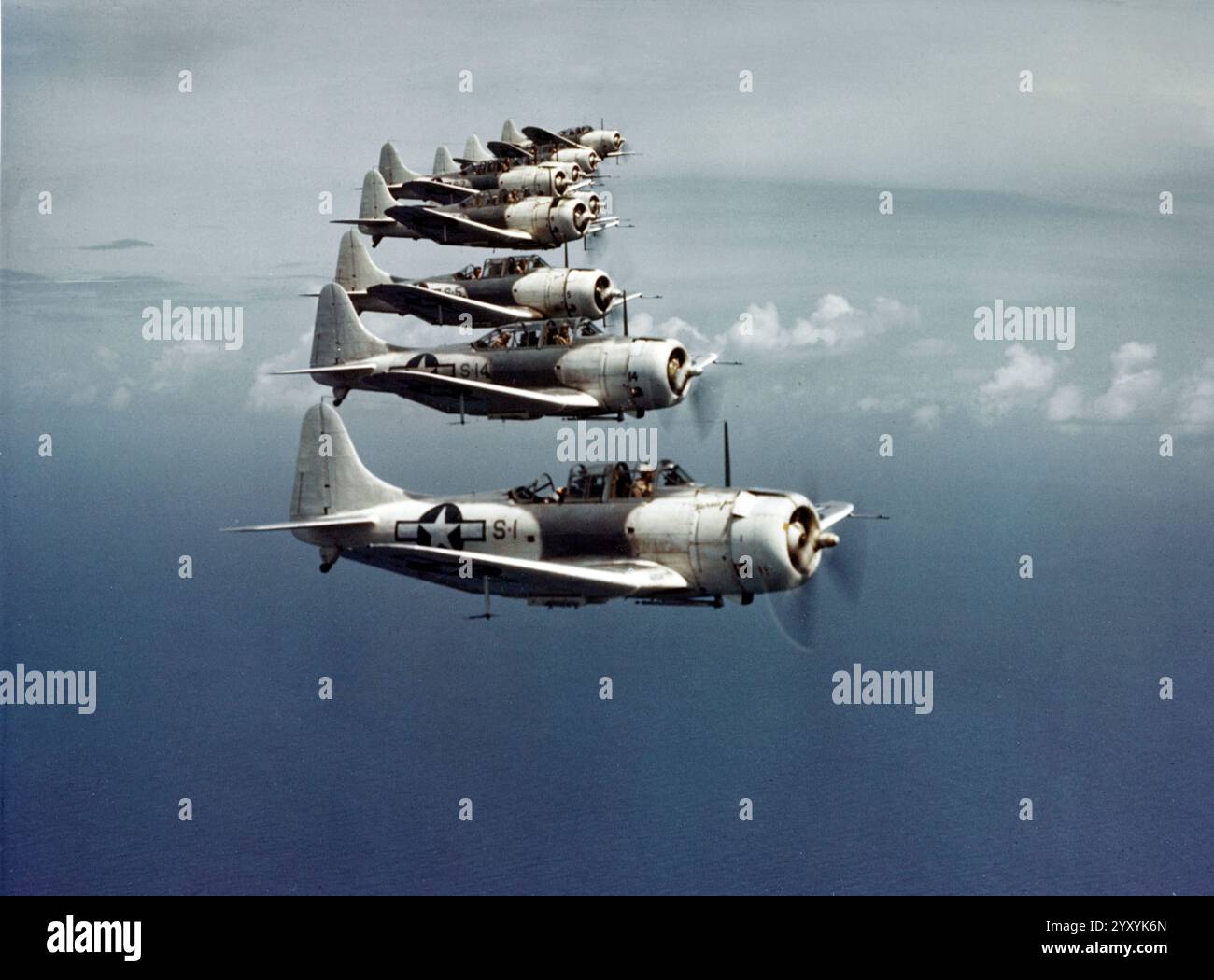 Una formazione di bombardieri in picchiata Douglas SBD-5 Dauntless del Marine Scouting Squadron 3 (VMS-3) "Devilbirds" in volo vicino alle Isole Vergini. C 1943 Foto Stock