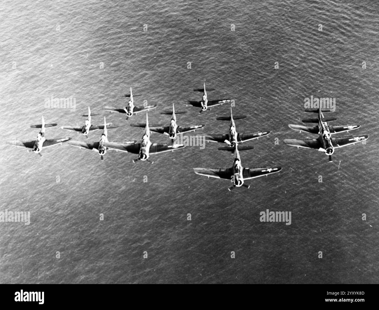 I bombardieri Douglas SBD-5 Dauntess del Bombing Squadron 10 (VB-10) della US Navy volano in formazione vicino alla loro portaerei, USS Enterprise (CV-6), durante le operazioni con la Task Force 58 nel Pacifico centrale, marzo 1944 Foto Stock