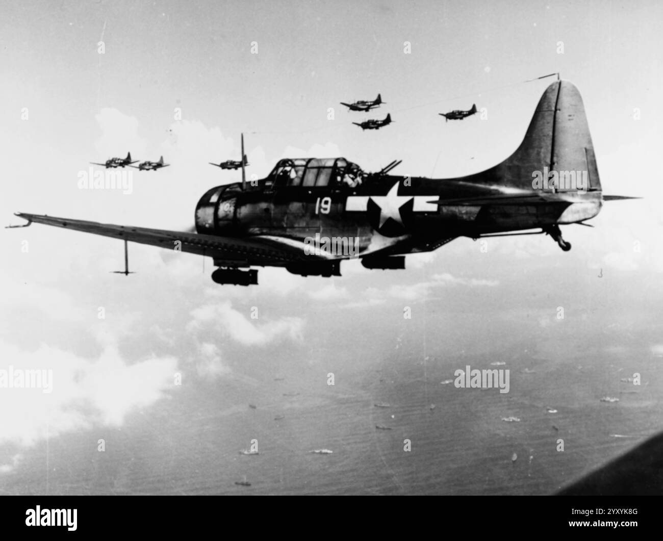 I bombardieri in picchiata Douglas SBD-5 Dauntless del Bombing Squadron 16 (VB-16), Carrier Air Group 16, della portaerei USS Lexington (CV-16), sorvolano la flotta d'invasione al largo di Saipan, il "D-Day", 15 giugno 1944 Foto Stock