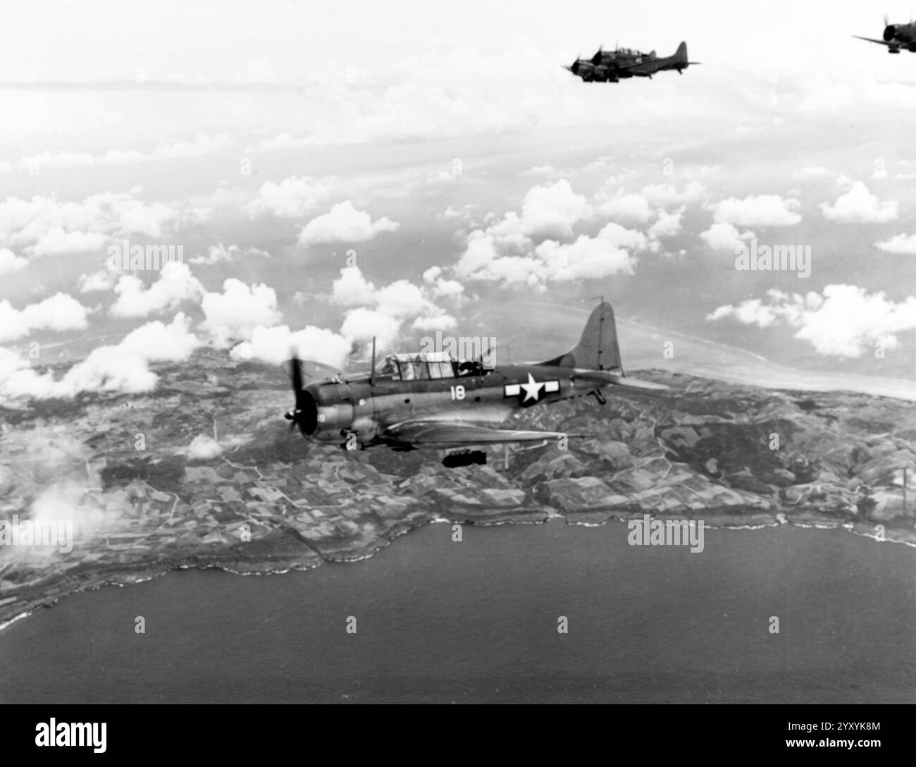 Douglas SBD-5 Dauntless bombardieri in picchiata del bombardamento Squadron 16 (VB-16), Carrier Air Group 16, della portaerei USS Lexington (CV-16), sopra Saipan sulla strada per bombardare l'aeroporto di Aslito, 15 giugno 1944 Foto Stock