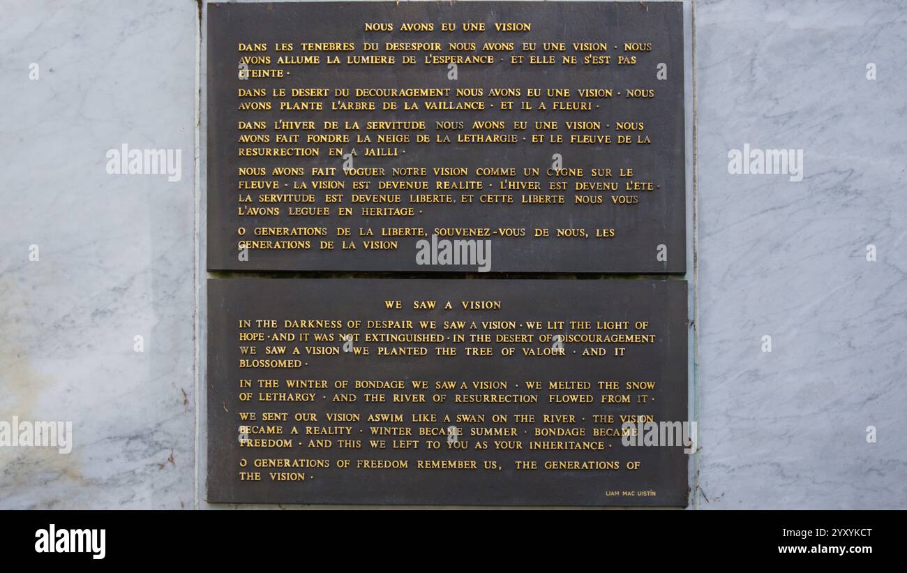 Dublino, Irlanda - 14 giugno 2024: Poema We Saw A Vision on plaque on wall in Garden of Remembrance, che commemora coloro per cui hanno perso la vita lottando Foto Stock