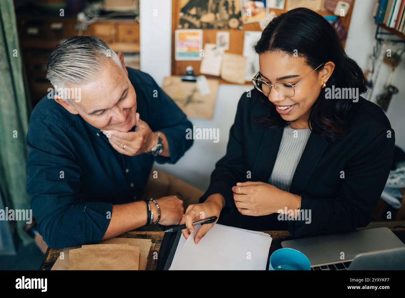 Vista ad alto angolo dei proprietari di negozi di articoli d'antiquariato, uomini e donne Foto Stock