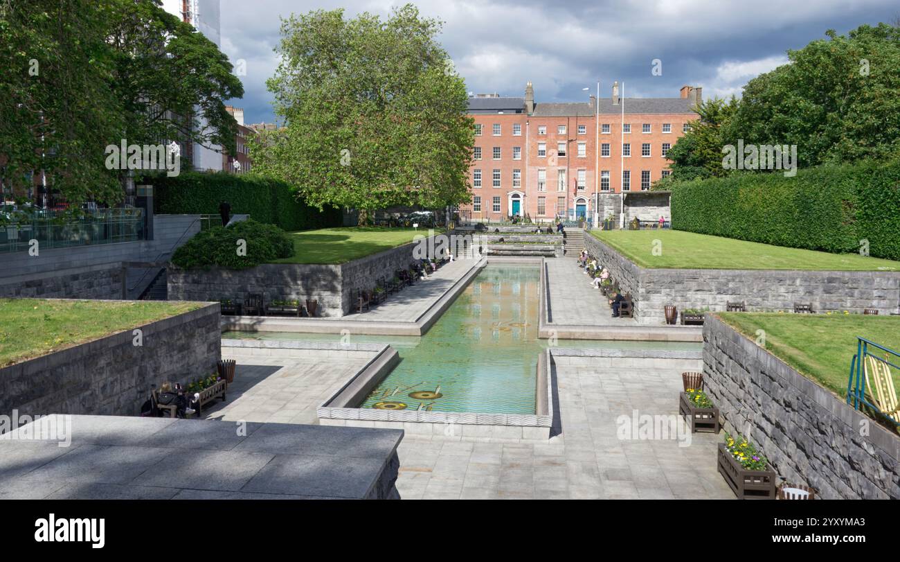 Dublino, Irlanda - 14 giugno 2024: Veduta del Giardino della memoria che commemora coloro che hanno perso la vita combattendo per l'indipendenza irlandese mostrando acqua Foto Stock
