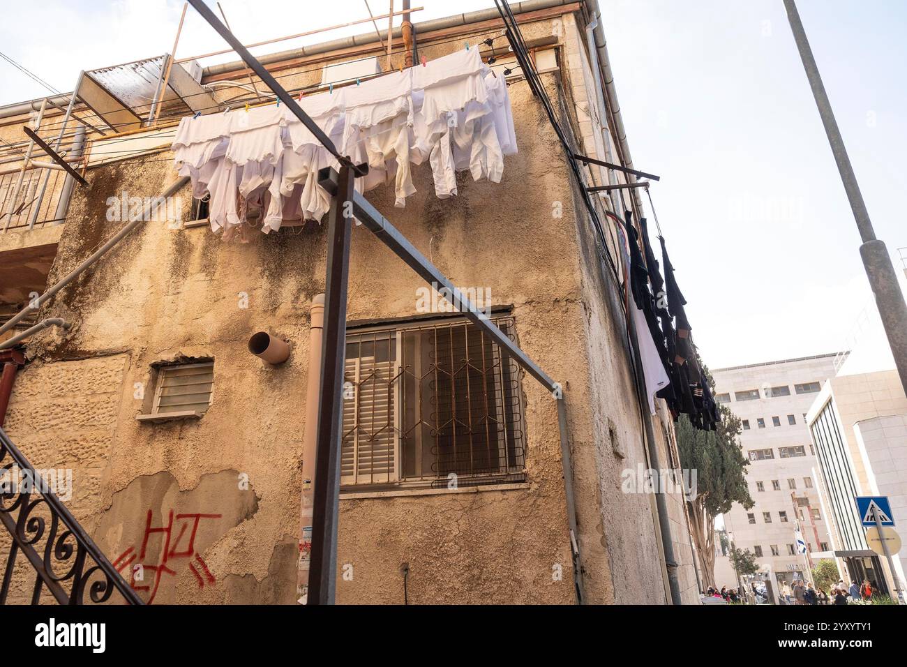 Gerusalemme, New York, Stati Uniti. 17 dicembre 2024. I vestiti si stanno asciugando all'esterno dell'edificio a Gerusalemme, Israele il 17 dicembre 2024 (Credit Image: © Lev Radin/ZUMA Press Wire) SOLO PER USO EDITORIALE! Non per USO commerciale! Foto Stock