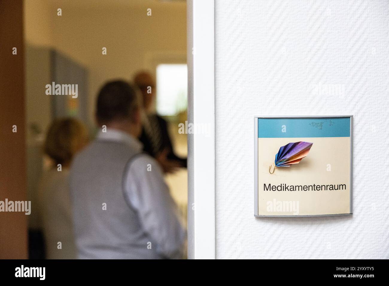 18 dicembre 2024, Brandeburgo, Brandeburgo/Havel: Vista delle decorazioni natalizie e dell'infermiera attraverso una finestra. Foto: Hannes P. Albert/dpa Foto Stock