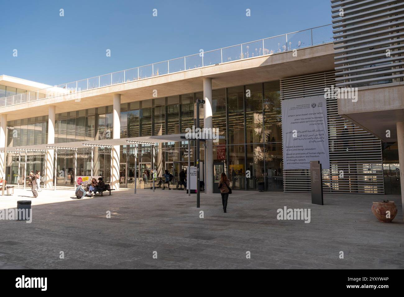 Gerusalemme, New York, Stati Uniti. 17 dicembre 2024. Le persone camminano all'ingresso dell'Accademia d'Arte di Gerusalemme, Israele il 17 dicembre 2024 (Credit Image: © Lev Radin/ZUMA Press Wire) SOLO PER USO EDITORIALE! Non per USO commerciale! Foto Stock