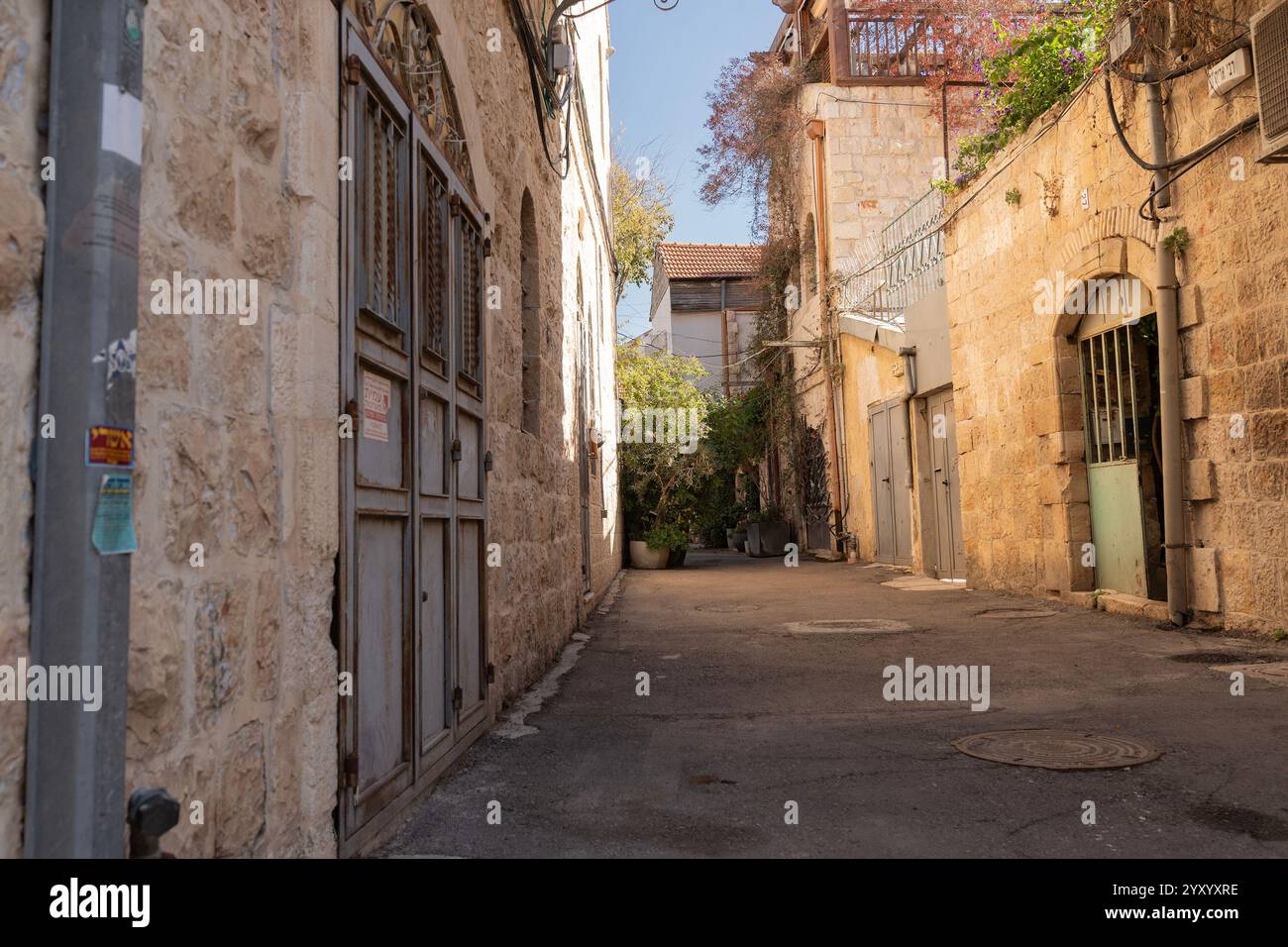 Gerusalemme, Stati Uniti. 17 dicembre 2024. Vecchia strada stretta nel centro di Gerusalemme, Israele, il 17 dicembre 2024. (Foto di Lev Radin/Sipa USA) credito: SIPA USA/Alamy Live News Foto Stock