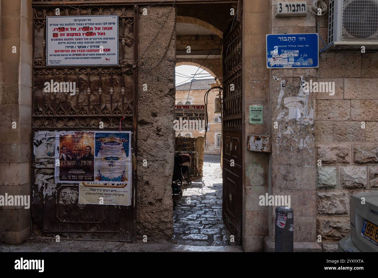 Gerusalemme, Stati Uniti. 17 dicembre 2024. Stretto passaggio tra la vecchia strada sin Gerusalemme, Israele, il 17 dicembre 2024. (Foto di Lev Radin/Sipa USA) credito: SIPA USA/Alamy Live News Foto Stock