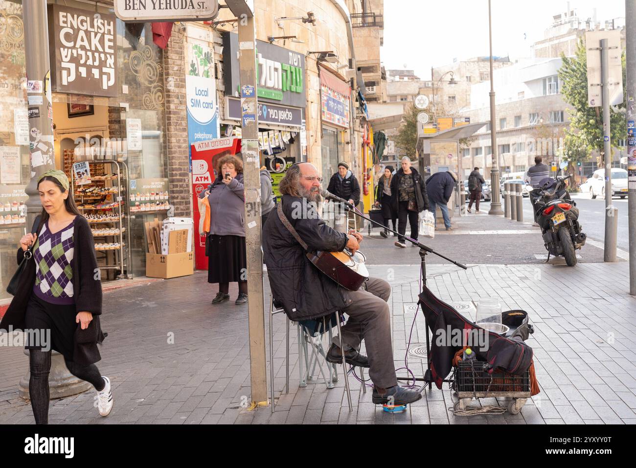 Gerusalemme, Stati Uniti. 17 dicembre 2024. Musicista suona la chitarra per strada a Gerusalemme, Israele, il 17 dicembre 2024. (Foto di Lev Radin/Sipa USA) credito: SIPA USA/Alamy Live News Foto Stock