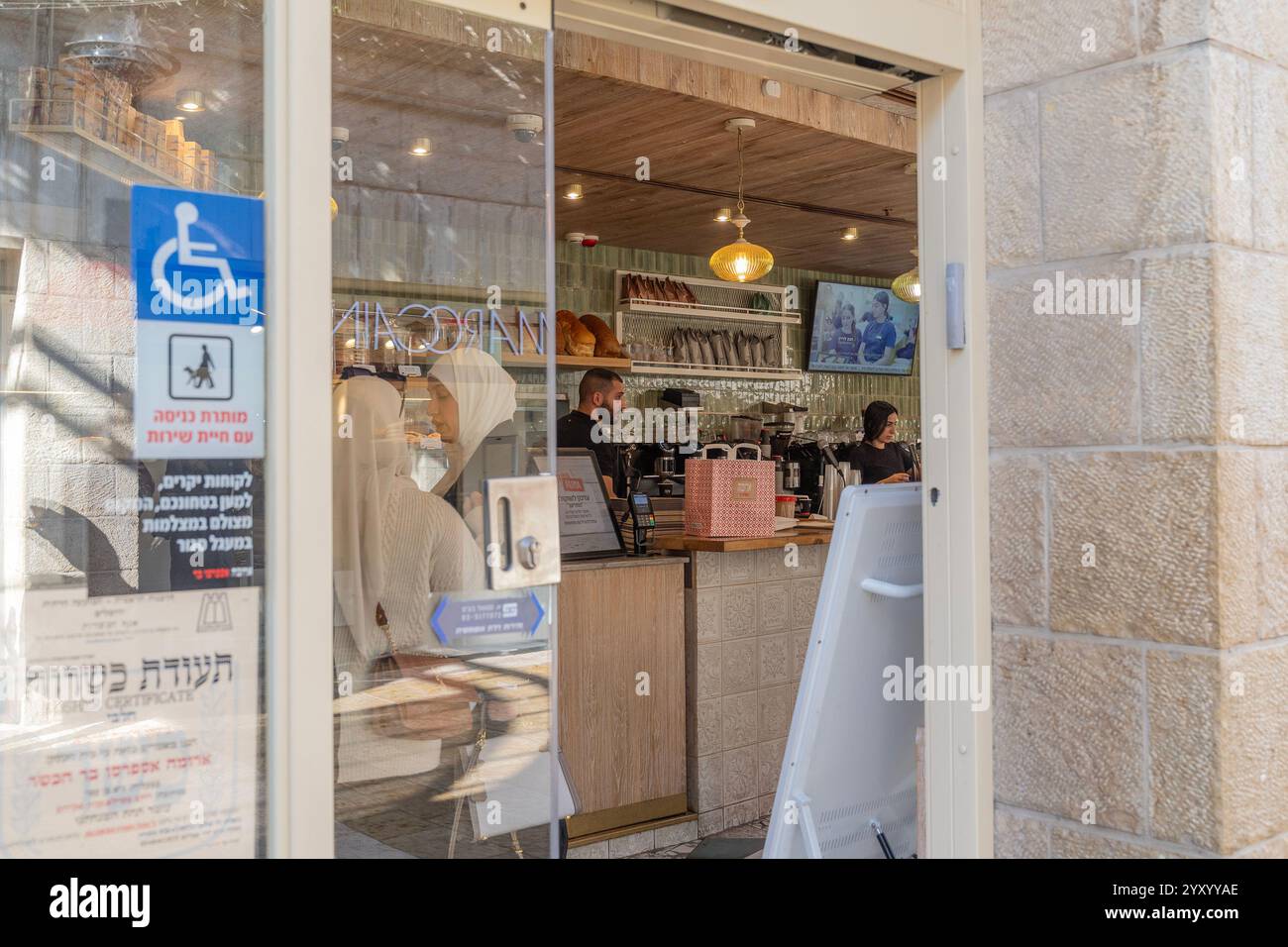 Gerusalemme, Stati Uniti. 17 dicembre 2024. Vista della caffetteria a Gerusalemme, Israele, il 17 dicembre 2024. (Foto di Lev Radin/Sipa USA) credito: SIPA USA/Alamy Live News Foto Stock