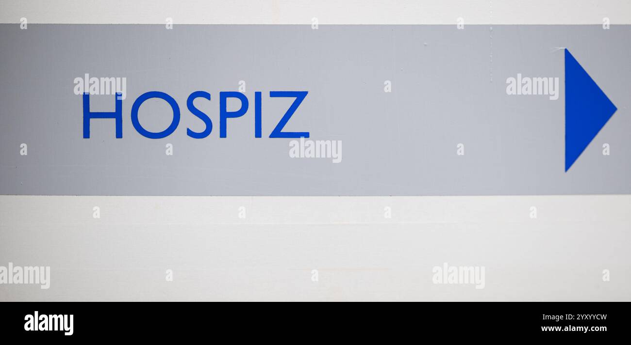 18 dicembre 2024, Brandeburgo, Brandeburgo/Havel: "Hospice" è scritto su un cartello di fronte all'Hospice Brandeburgo. Foto: Hannes P. Albert/dpa Foto Stock