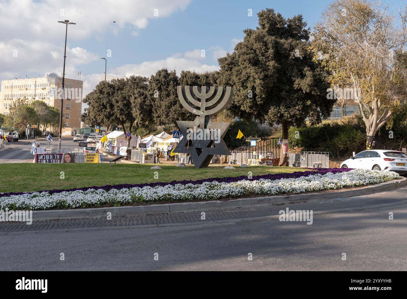 Gerusalemme, Stati Uniti. 17 dicembre 2024. Famiglie di ostaggi presi dai terroristi di Hamas durante l'attacco del 7 ottobre 2023 hanno allestito tende di fronte al parlamento israeliano - Knesset a Gerusalemme, Israele il 17 dicembre 2024. (Foto di Lev Radin/Sipa USA) credito: SIPA USA/Alamy Live News Foto Stock