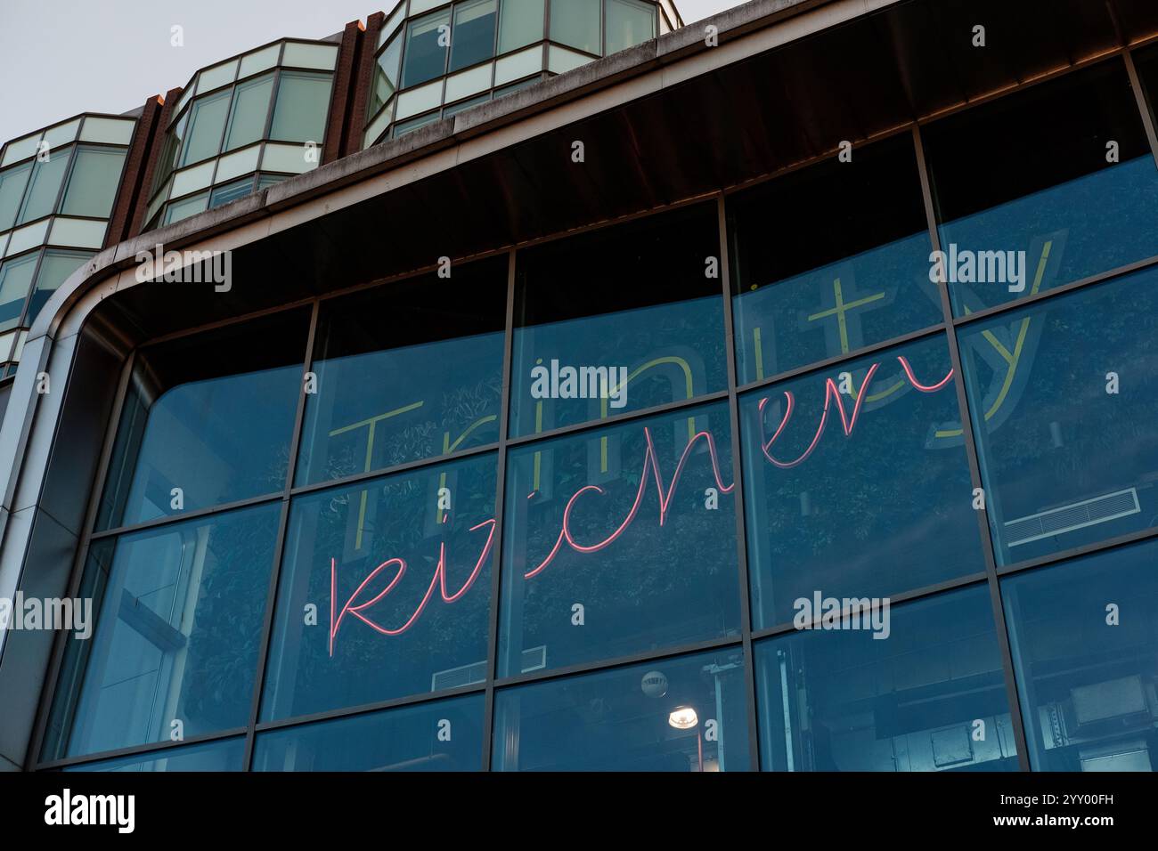 Leeds Inghilterra: 3 giugno 2024: Insegna al neon Trinity Kitchen illuminata Foto Stock