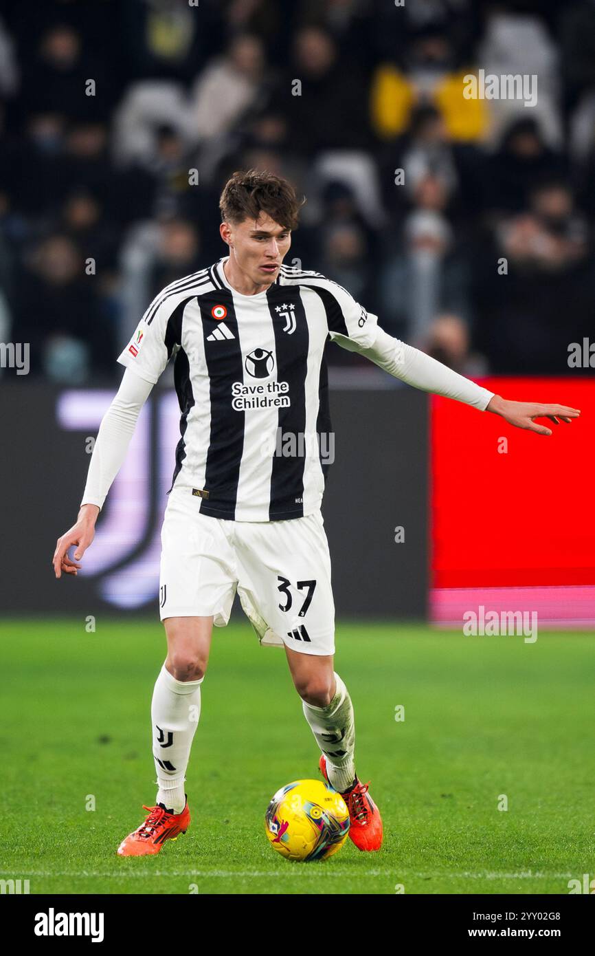 Torino, Italia. 17 dicembre 2024. Nicolo Savona della Juventus FC in azione durante la partita di Coppa Italia tra Juventus FC e Cagliari calcio. Crediti: Nicolò campo/Alamy Live News Foto Stock