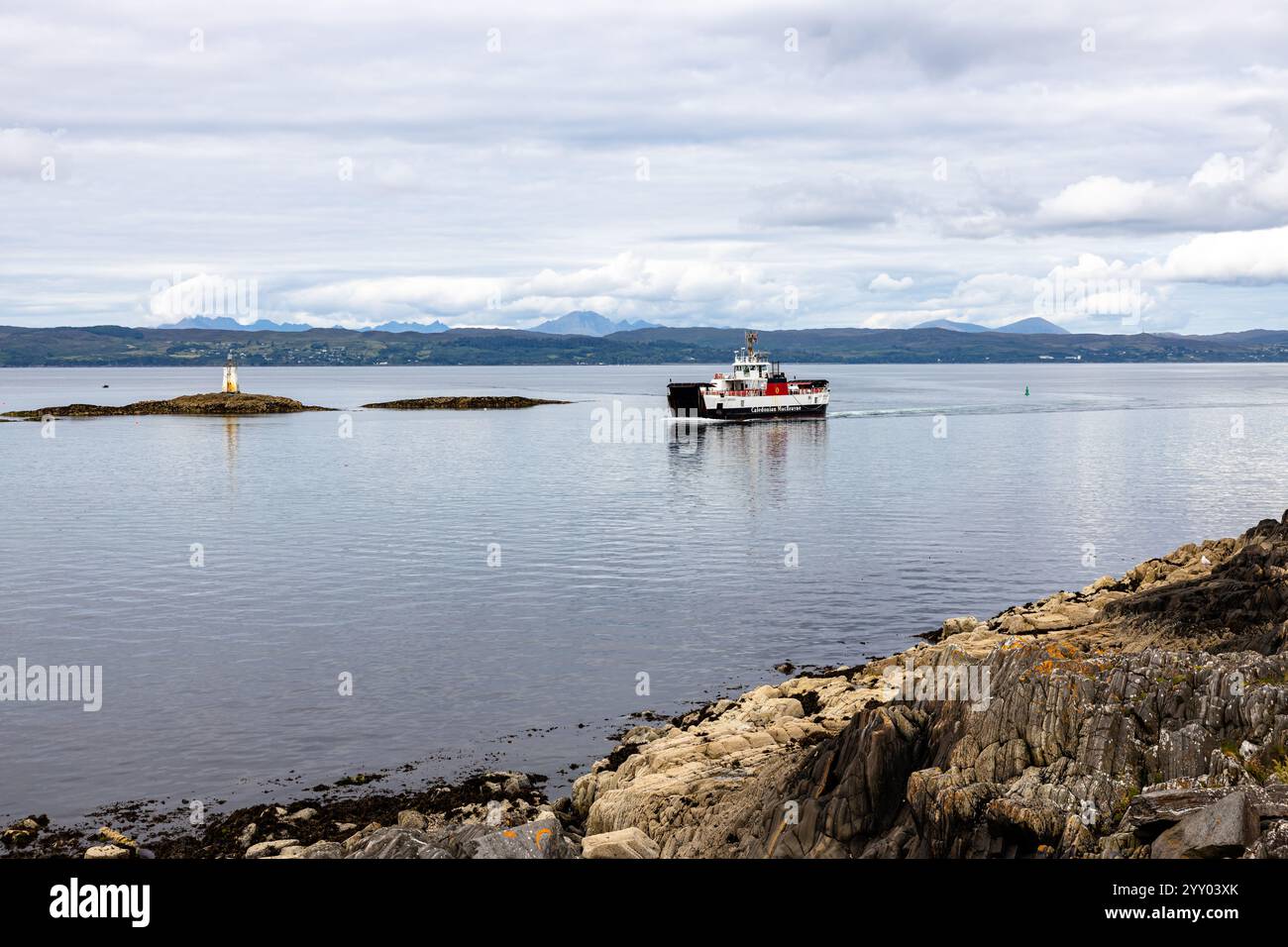 Il Loch Bhrusda Caledonian MacBrayne Ferry, Glasgow, si registrò, avvicinandosi al porto di Mallaig, nella regione delle Highland in Scozia Foto Stock