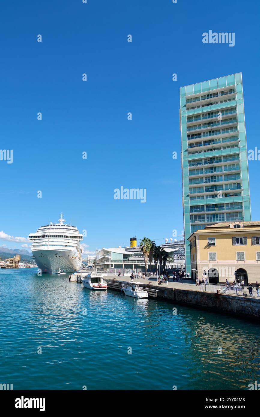 Savona. Italia - 18 dicembre 2024: Una grande nave da crociera attraccata nel vivace porto di Savona, in Italia, circondata da edifici moderni e piccole imbarcazioni Foto Stock