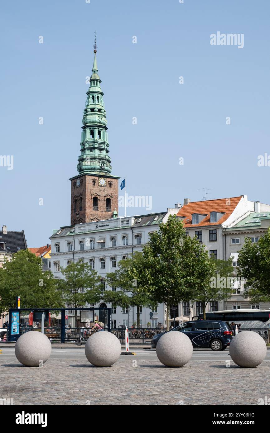 Guardando attraverso le piazze di Højbro alla guglia della Nikolaj Art Gallery, Copenhagen, Danimarca Foto Stock