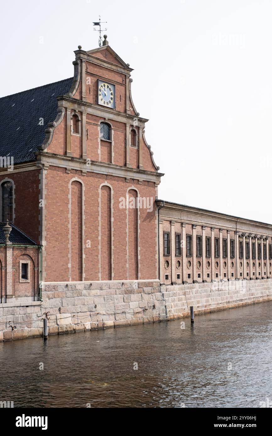 Chiesa di Holmen (Holmens Kirke) contro il canale, Copenaghen, Danimarca Foto Stock