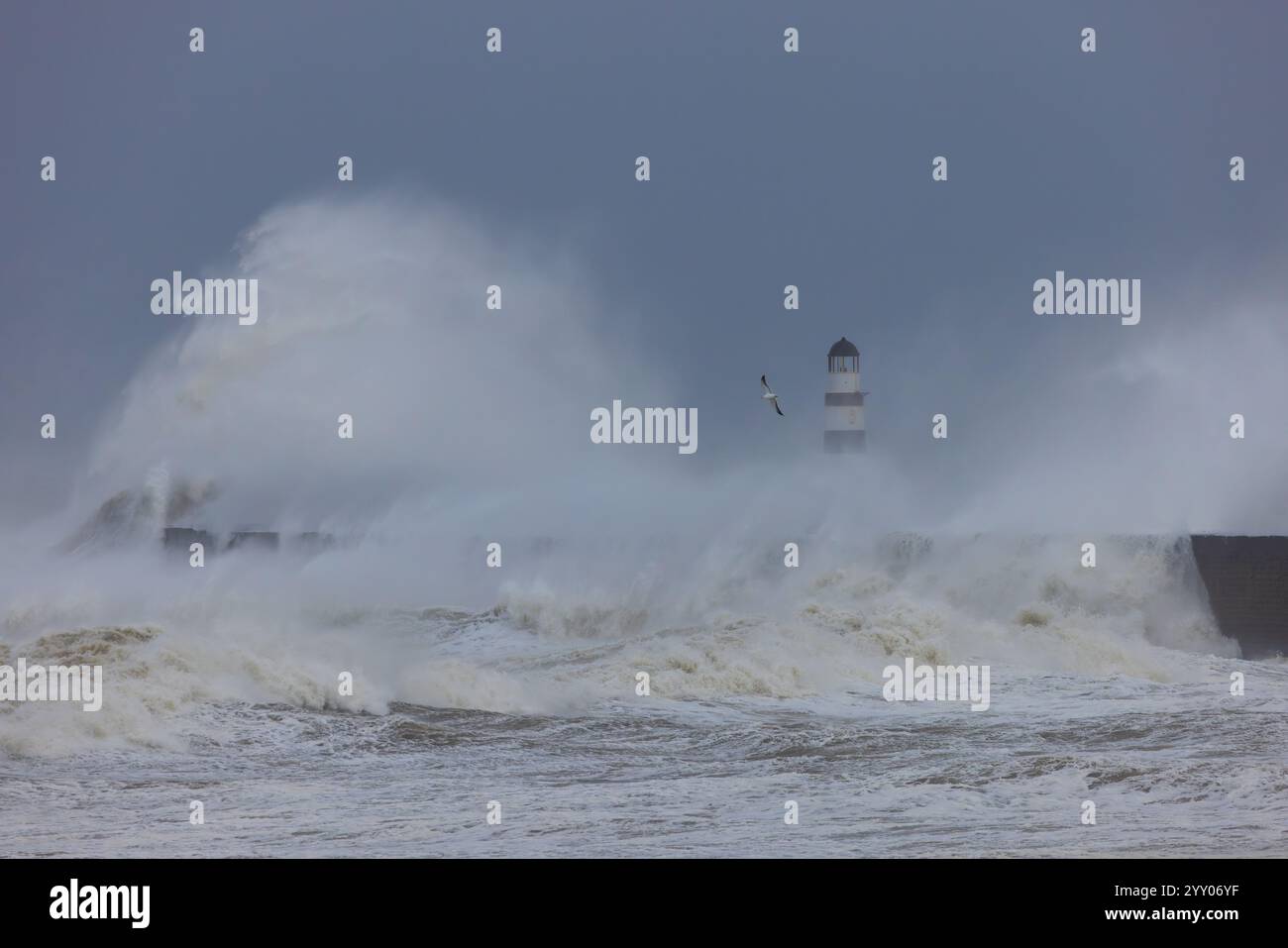 Onde che si infrangono sulla difesa marittima a Seaham, Contea di Durham, Inghilterra Regno Unito. Foto Stock