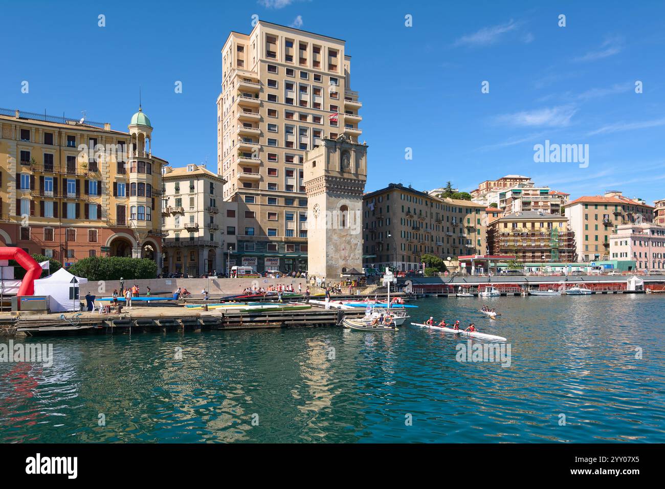 Savona. Italia - 18 dicembre 2024: Vista sul mare di Savona, Italia con edifici storici Foto Stock