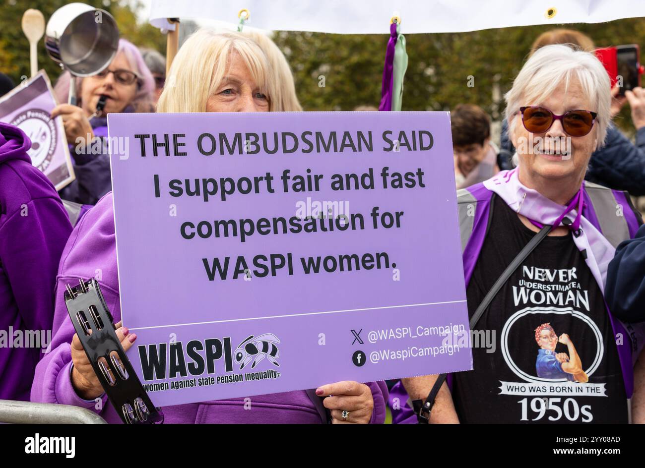 Westminster, Londra, Regno Unito, ottobre 30 2024, WASPI donne che tengono un cartello con la dichiarazione del MEDIATORE e che manifestano fuori dalle Houses of P. Foto Stock