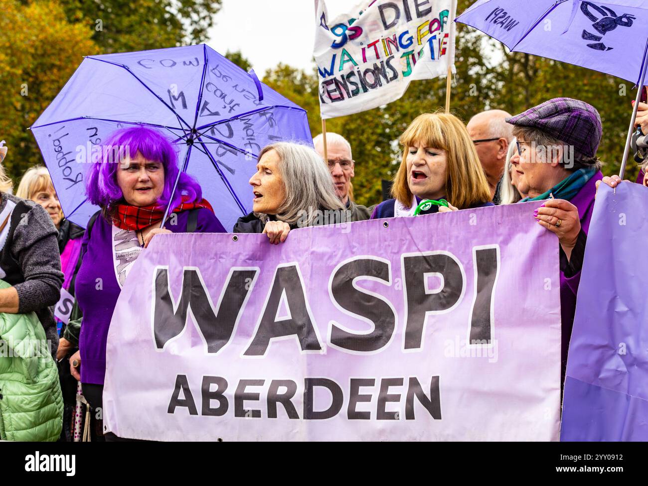 Westminster, Londra, Regno Unito, ottobre 30 2024, WASPI donne di Aberdeen, tenendo cartelli e manifestando fuori dalle Houses of Parliament, Londra il 30 Foto Stock