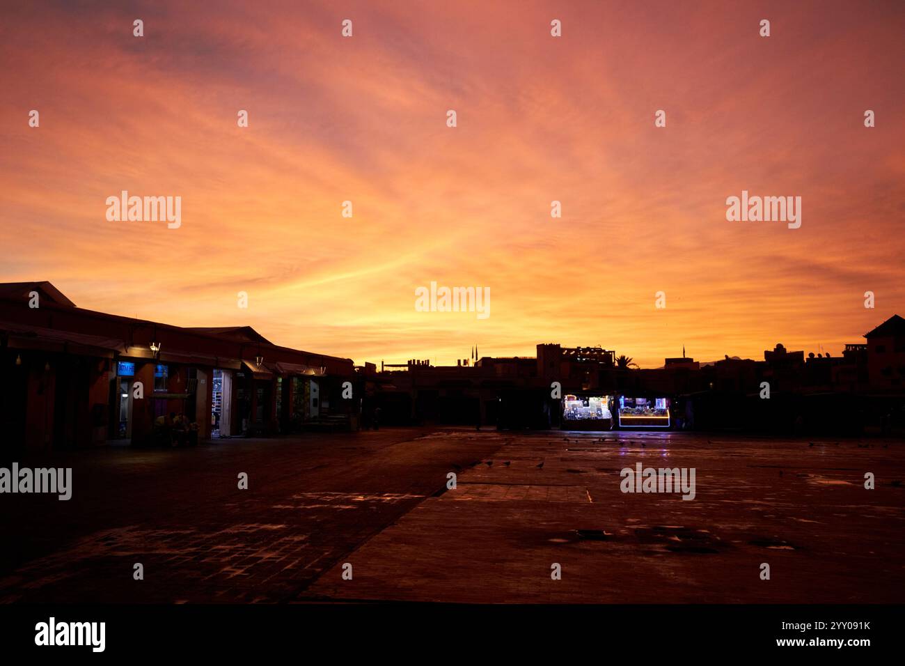 alba di prima mattina sopra la piazza vuota di jemaa el fnaa marrakech, marocco Foto Stock
