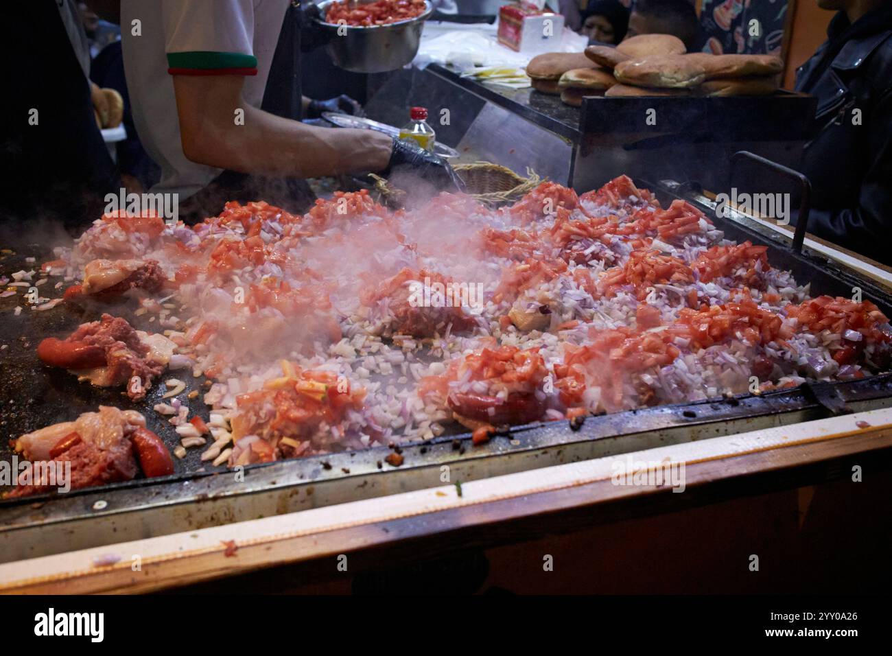 porzioni individuali di sandwich caldo a base di carne mista preparate e cucinate al chez omar street food di marrakech, marocco Foto Stock