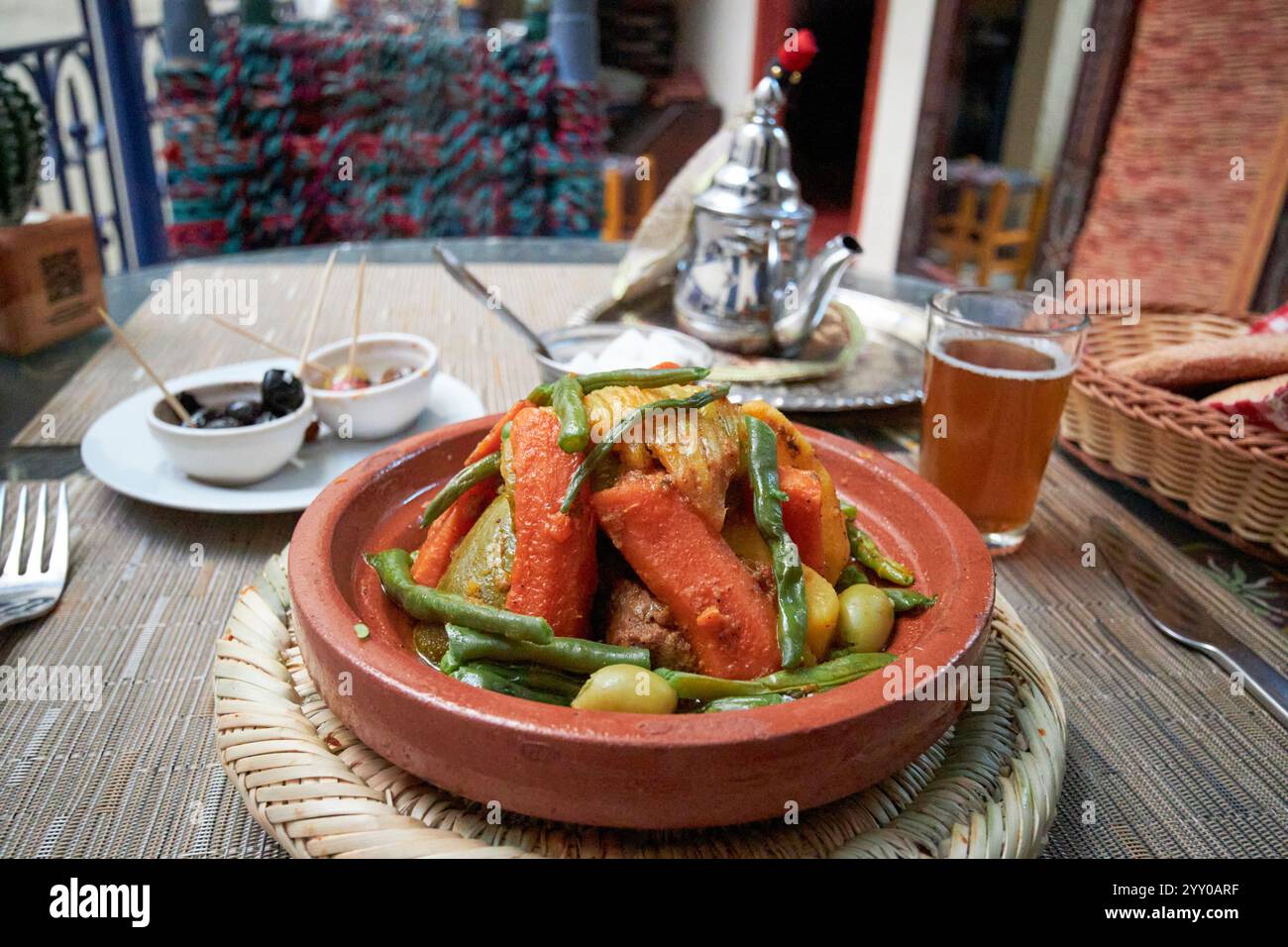 pasto tagine di manzo e verdure per uno con tè alla menta in un ristorante a marrakech, marocco Foto Stock