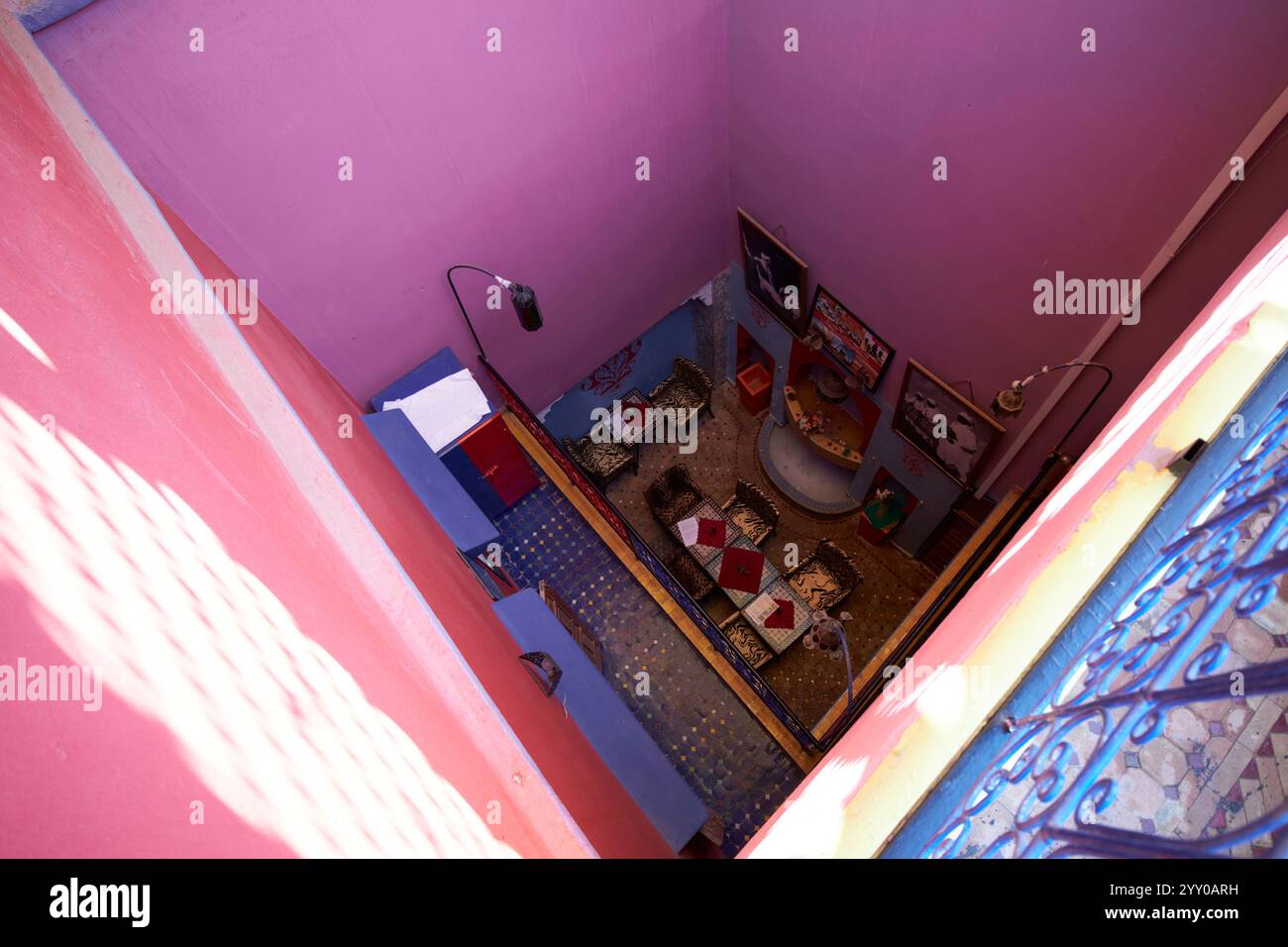 si affaccia sul piccolo cortile centrale del riad dal tetto di marrakech, marocco Foto Stock