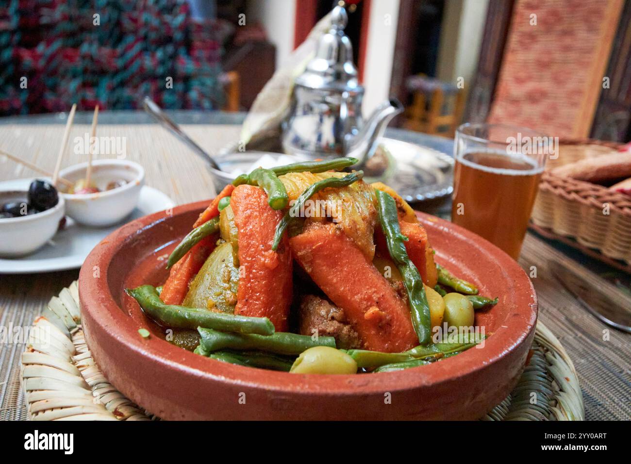 pasto tagine di manzo e verdure con tè alla menta in un ristorante a marrakech, marocco Foto Stock