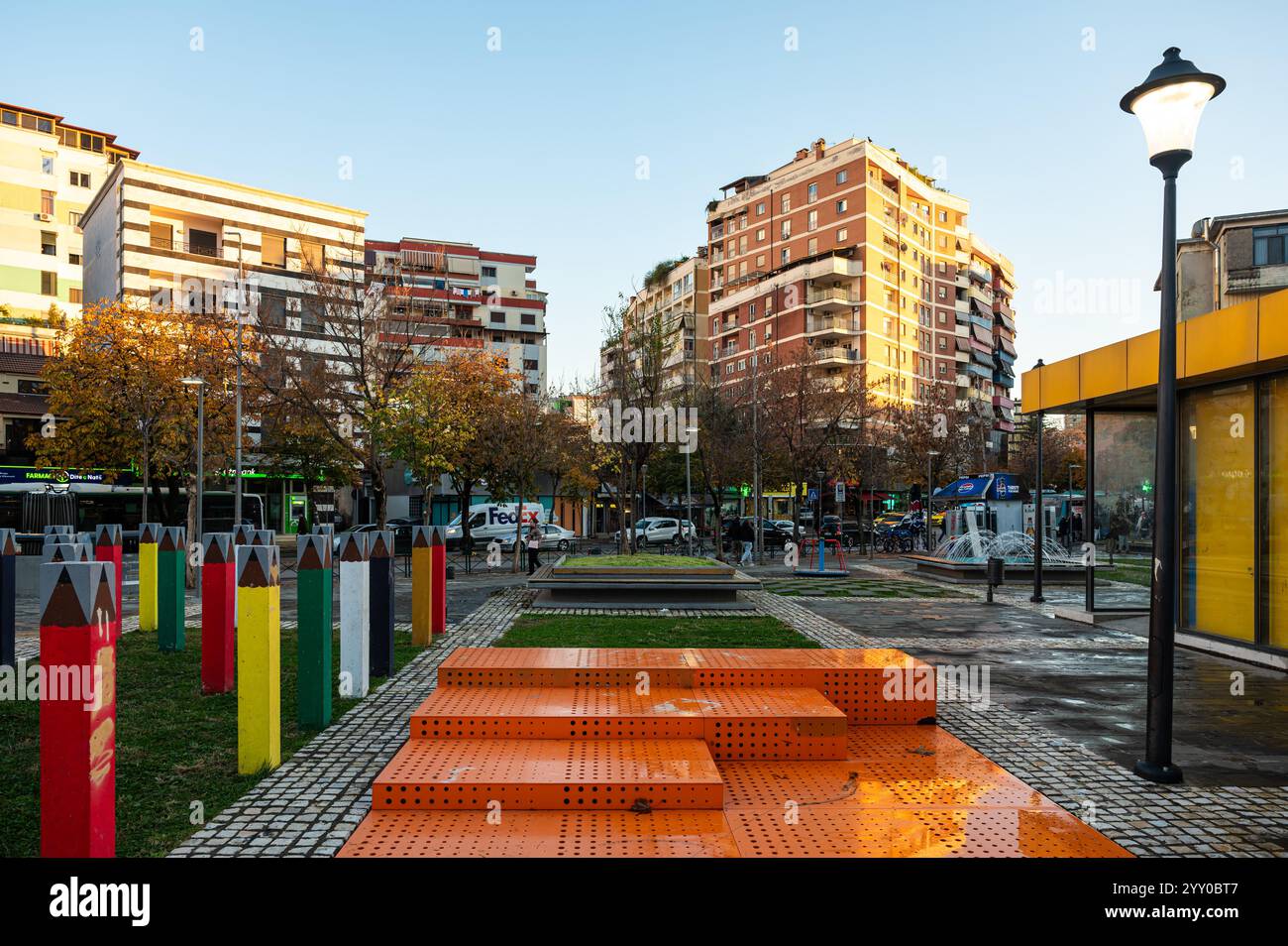 Parco giochi Parku 7 Xhuxhat nel centro di Tirana, Albania, 7 dicembre 2024 Foto Stock