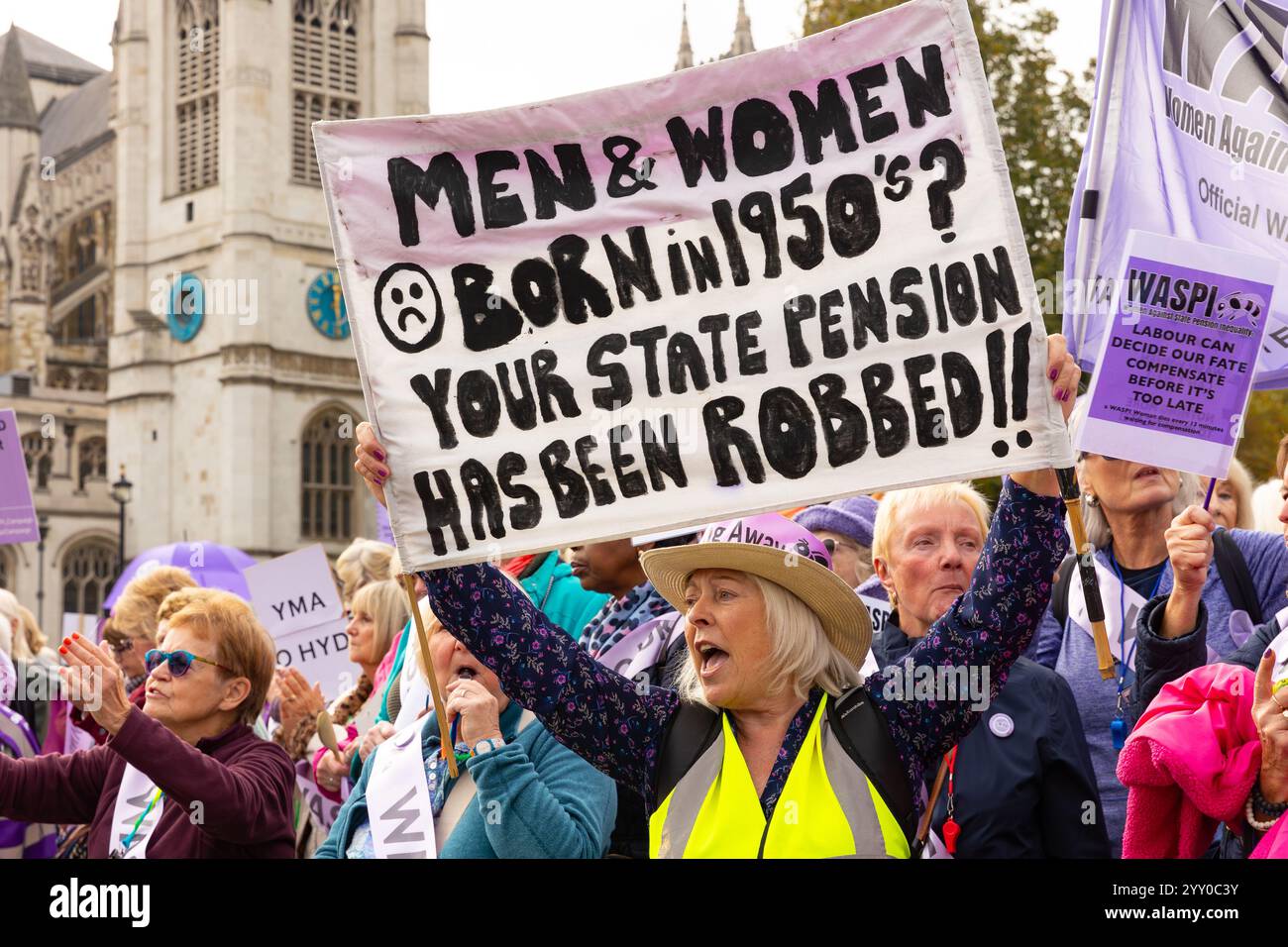 Westminster, Londra, Regno Unito, ottobre 30 2024, donne WASPI che tengono cartelli sulla pensione statale e che manifestano per un risarcimento al di fuori delle case Foto Stock