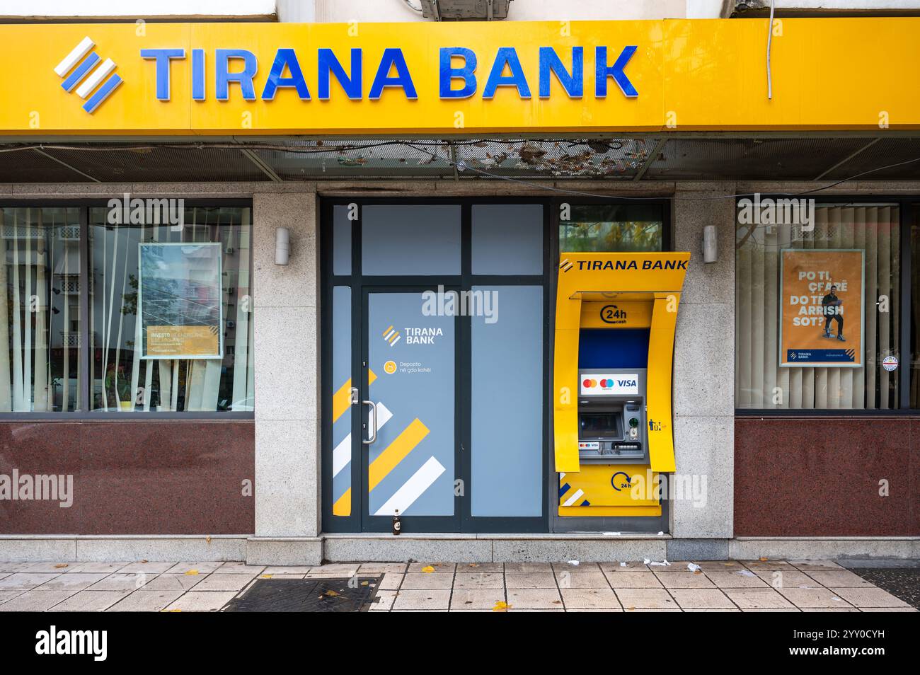 Segno della Banca Tirana a Tirana, Albania, DEC 7, 2024 Foto Stock