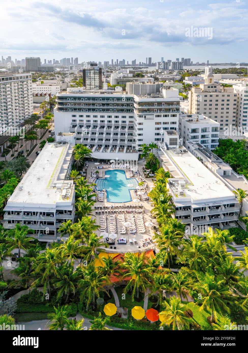 Il Ritz-Carlton Miami Beach incarna lusso ed eleganza senza tempo, offrendo sistemazioni di classe mondiale e viste mozzafiato sul lungomare. Questo iconico Foto Stock