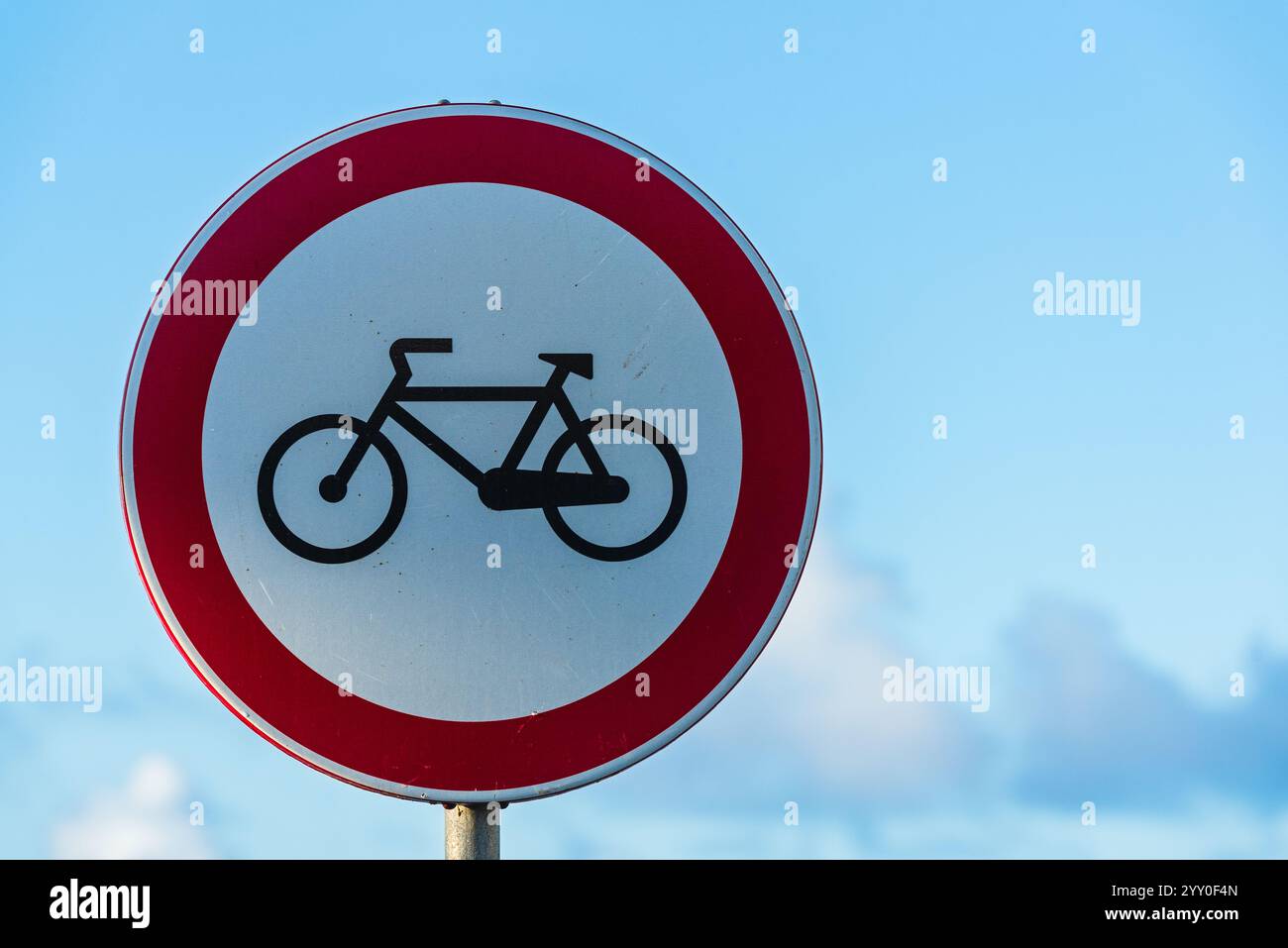 Un cartello circolare indica una limitazione ciclistica, con il simbolo di una bicicletta in nero, adagiato contro un cielo azzurro a Funchal, Madeira. L'assenza o Foto Stock