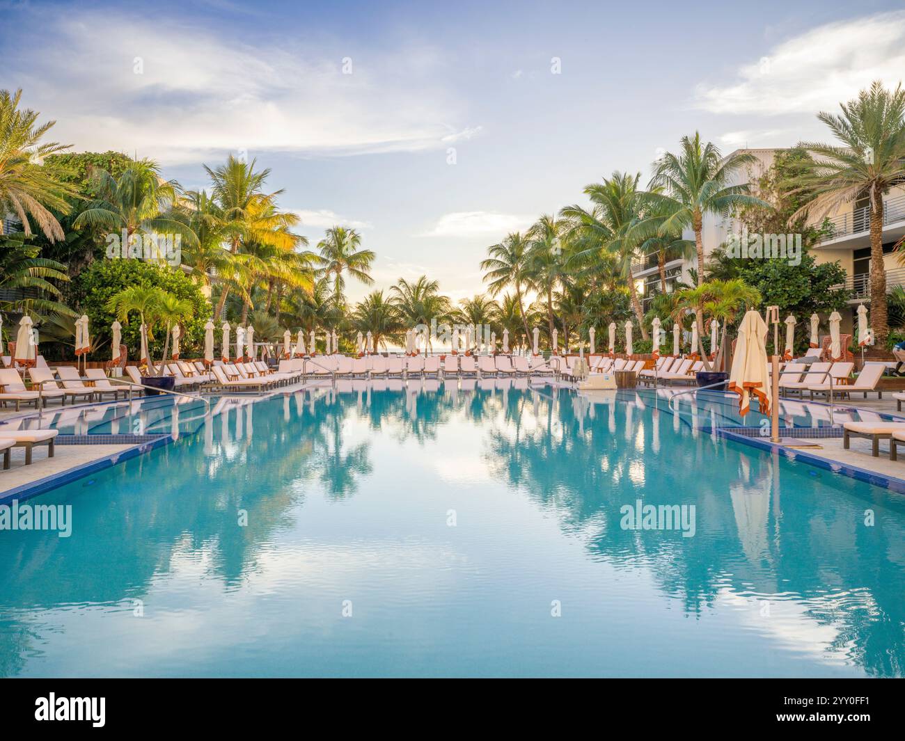 Il Ritz-Carlton Miami Beach incarna lusso ed eleganza senza tempo, offrendo sistemazioni di classe mondiale e viste mozzafiato sul lungomare. Questo iconico Foto Stock