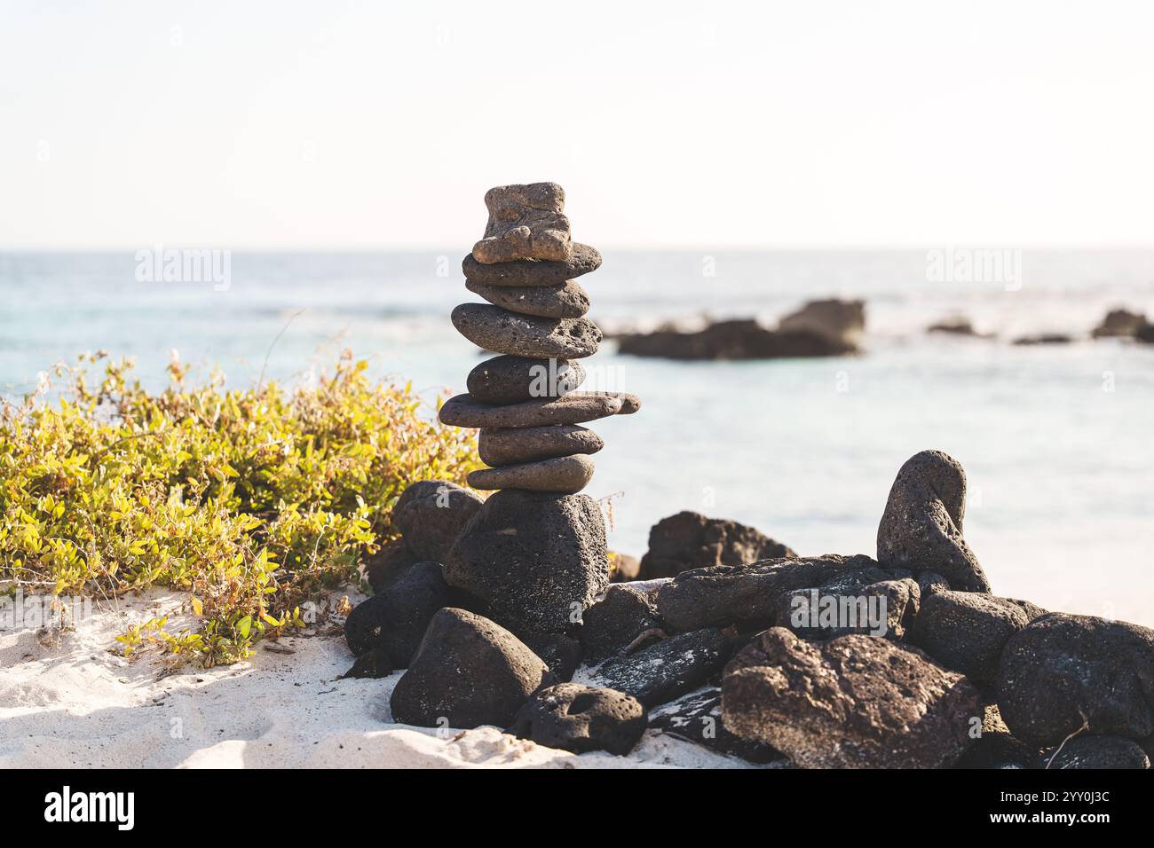 Concetto di armonia ed equilibrio. Bilancia pietre contro il mare. Roccia zen sotto forma di scale. Foto di alta qualità Foto Stock